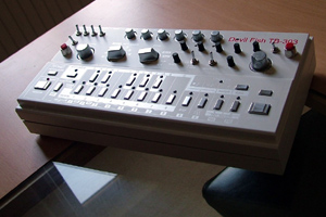 Devil-Fish-TB-303-in-painted AluCase-by-Jeff-Toman