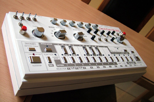 Devil-Fish-TB-303-in-painted AluCase-by-Jeff-Toman