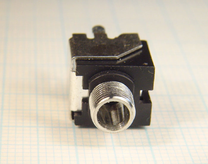 3.5mm mono socket with NC contact for vertical mount on PCB, with threaded bushing