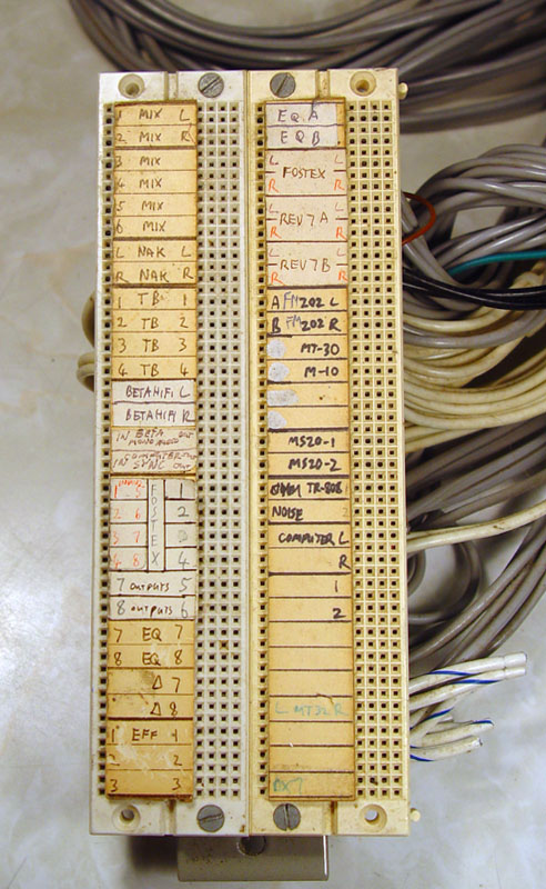 Audio patch bay made with solderless breadboard